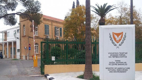 Κύπρος: Απειλούσε να αυτοπυρποληθεί – Εικόνες αμόκ στο Υπουργείο Γεωργίας